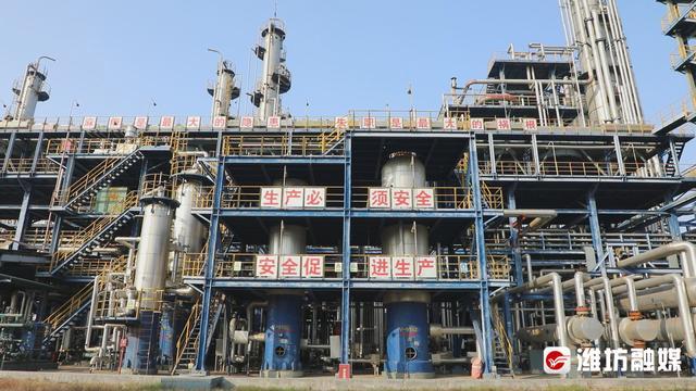 万盛新材料产业园项目,建设现场一片繁忙,57栋建筑单体正在加快建设